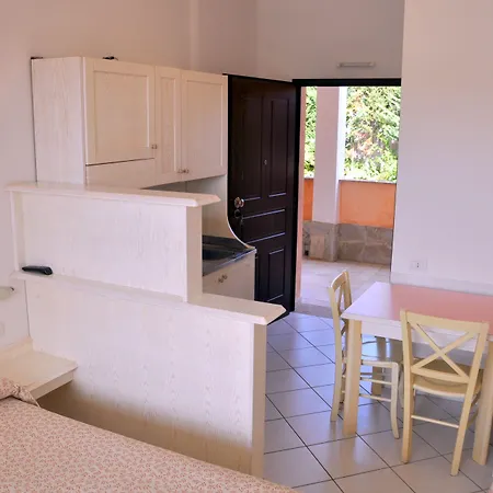 מלון דירות Palm Village 3*