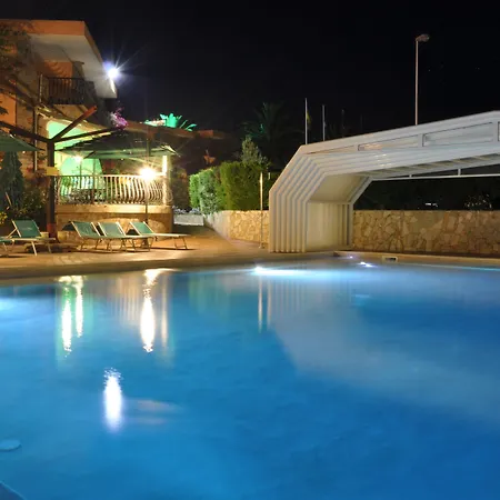 מלון דירות Palm Village