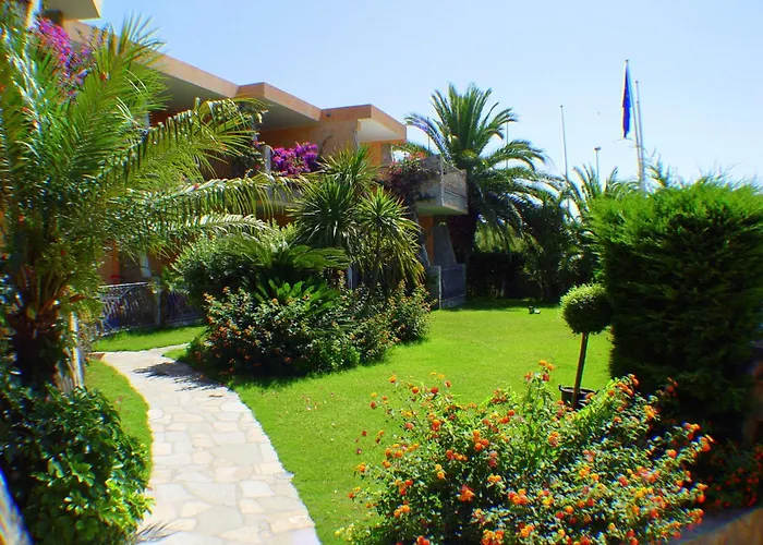 מלון דירות Palm Village 3*