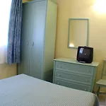 מלון דירות Palm Village 3*