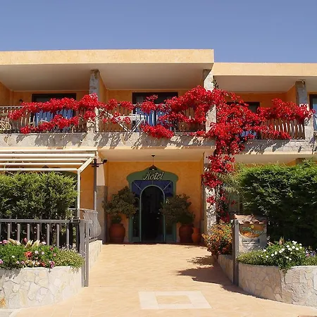 מלון דירות Palm Village 3*